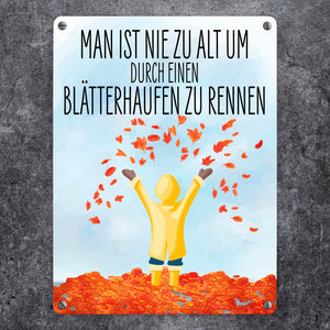 Man ist nie zu alt durch einen Blätterhaufen zu rennen Herbst Metallschild