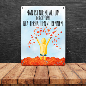 Man ist nie zu alt durch einen Blätterhaufen zu rennen Herbst Metallschild