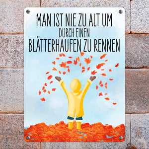 Man ist nie zu alt durch einen Blätterhaufen zu rennen Herbst Metallschild