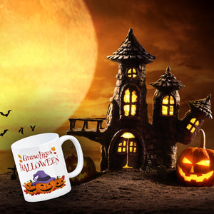 Gruseliges Halloween Kaffeebecher mit grinsenden Kürbissen