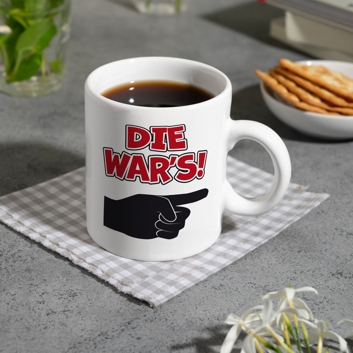 Die war’s Kaffeebecher mit beschuldigender Hand