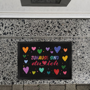 Zuhause sind du und ich Fußmatte mit bunten Herzen