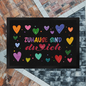 Zuhause sind du und ich Fußmatte mit bunten Herzen