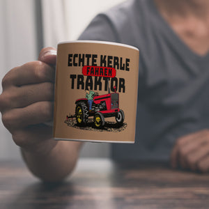 Echte Kerle fahren Traktor Kaffeebecher in braun