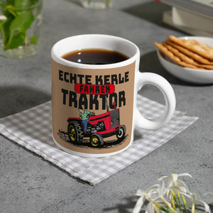 Echte Kerle fahren Traktor Kaffeebecher in braun