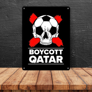 Boycott Qatar Metallschild mit Fußball-Totenkopf