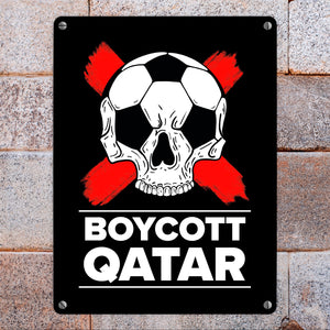 Boycott Qatar Metallschild mit Fußball-Totenkopf