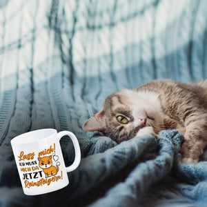 Lass mich! Ich muss mich da jetzt reinsteigern! Kaffeebecher mit Katze