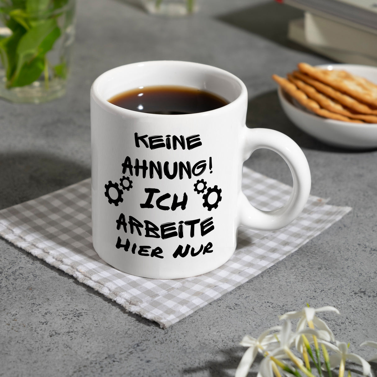 Keine Ahnung! Kaffeebecher mit Spruch Ich arbeite hier nur