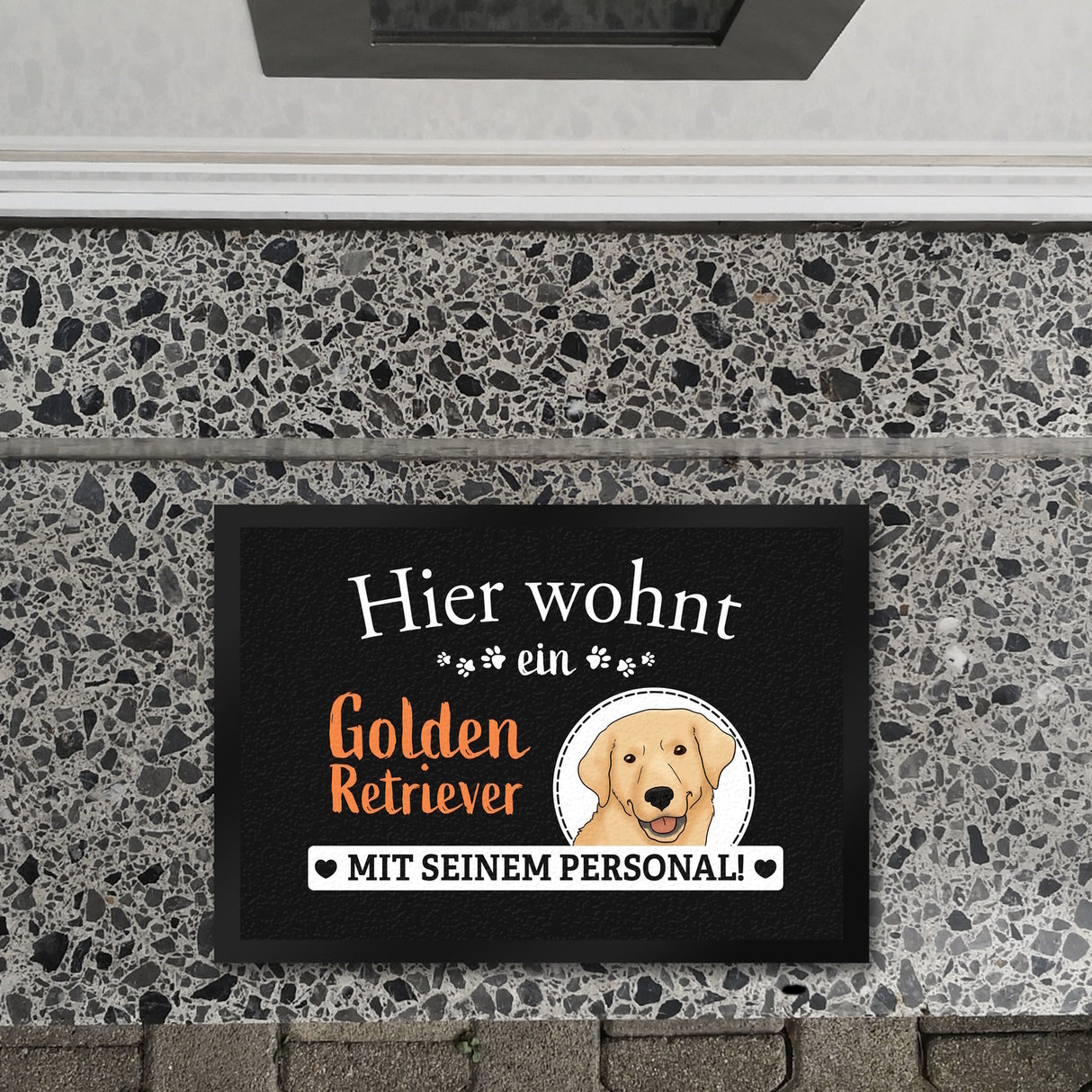 Hier wohnt ein Golden Retriever mit seinem Personal Fußmatte