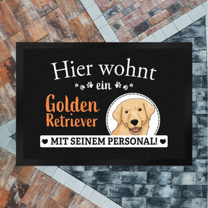Hier wohnt ein Golden Retriever mit seinem Personal Fußmatte