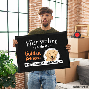 Hier wohnt ein Golden Retriever mit seinem Personal Fußmatte