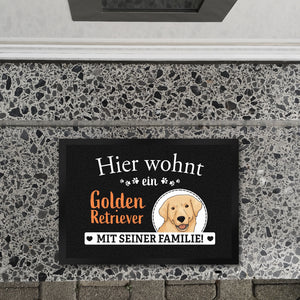 Hier wohnt ein Golden Retriever mit seiner Familie Fußmatte