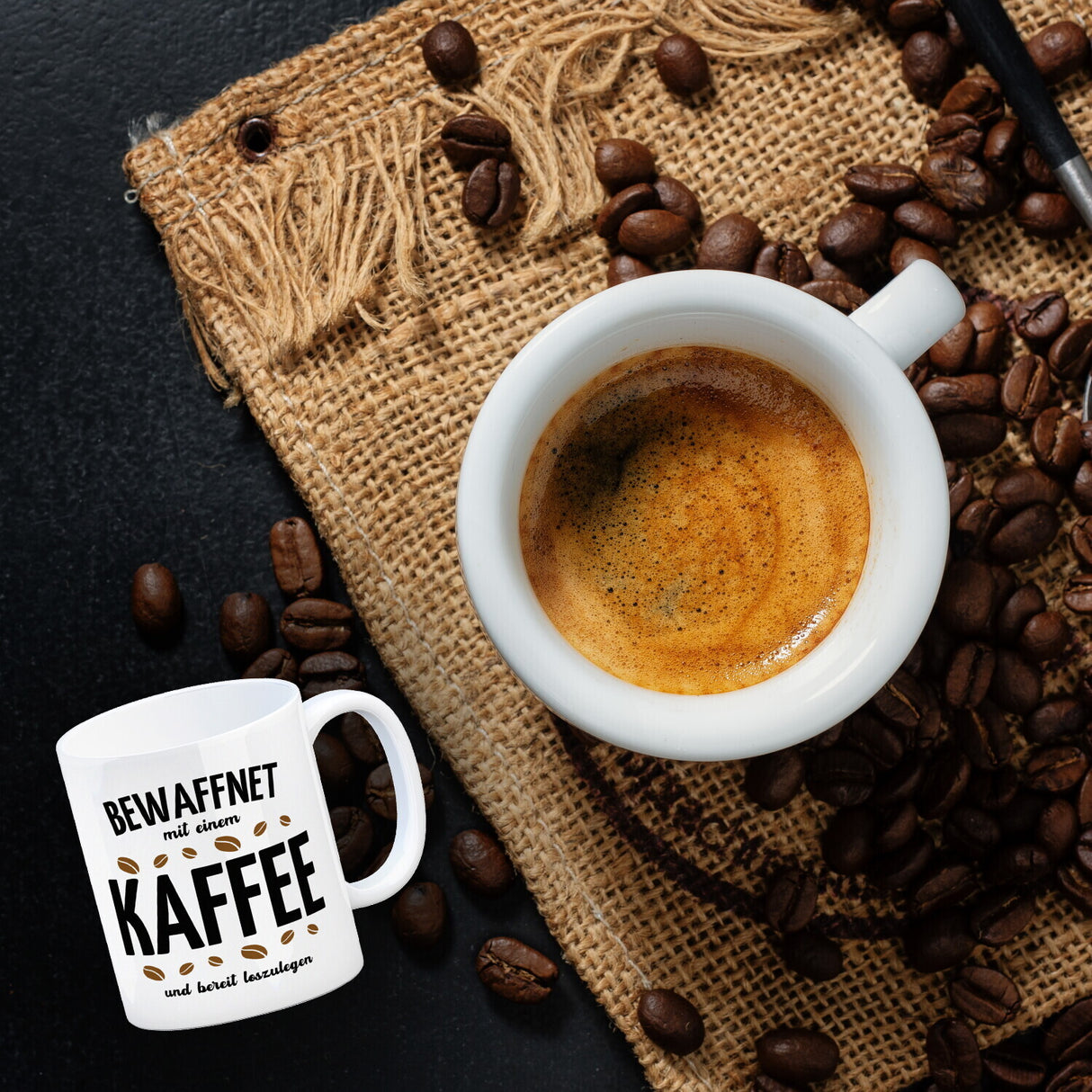 Kaffeebecher mit Spruch - Bewaffnet mit Kaffee und bereit loszulegen
