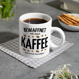 Kaffeebecher mit Spruch - Bewaffnet mit Kaffee und bereit loszulegen