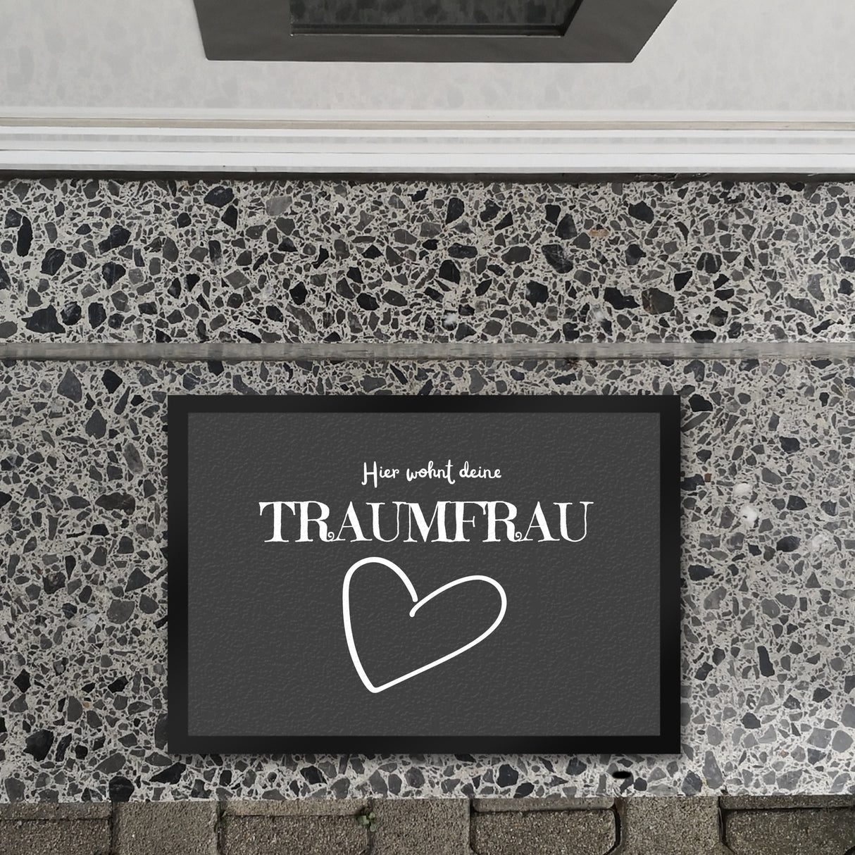 Traumfrau Fußmatte in 35x50 cm mit Spruch Hier wohnt deine Traumfrau