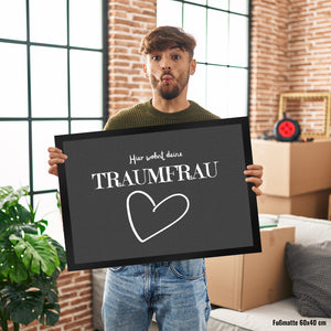 Traumfrau Fußmatte in 35x50 cm mit Spruch Hier wohnt deine Traumfrau