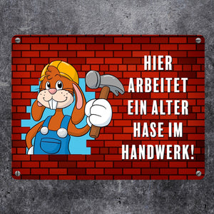 Alter Hase im Handwerk Bauarbeiter Metallschild mit Spruch