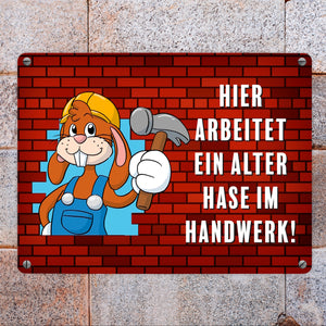 Alter Hase im Handwerk Bauarbeiter Metallschild mit Spruch