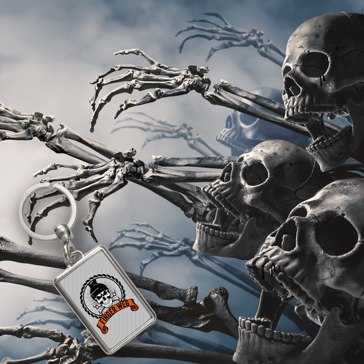 Totenkopf Schlüsselanhänger Finger weg mit grauem Hintergrund