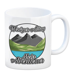 Berge und See Kaffeebecher mit Spruch Weniger Alltag mehr Abenteuer