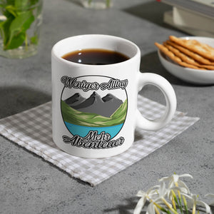 Berge und See Kaffeebecher mit Spruch Weniger Alltag mehr Abenteuer