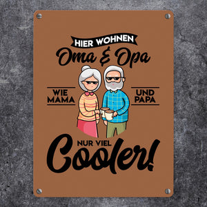 Hier wohnen Oma & Opa Metallschild in 15x20 cm in braun für deine Großeltern