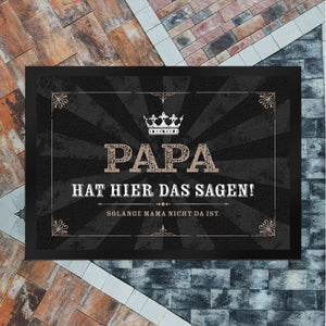 Papa hat hier das Sagen! Solange Mama nicht da ist Fußmatte mit Krone