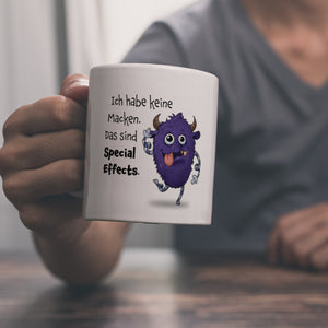 Freches Monster in lila Kaffeebecher mit lustigem Spruch