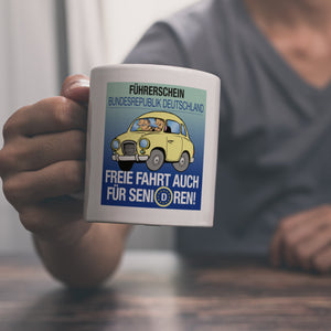 Freie Fahrt auch für Senioren Kaffeebecher mit Oldtimer Motiv