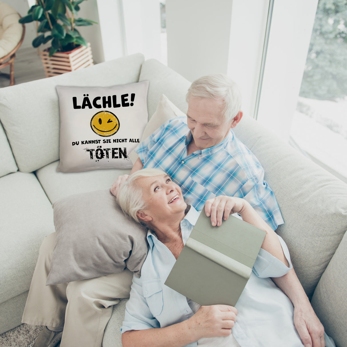 Emoticon Kissen mit Spruch - Lächle du kannst sie nicht alle töten