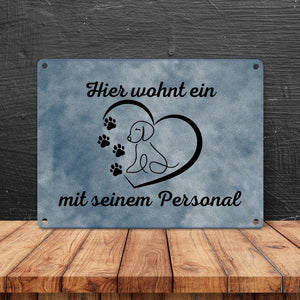 Hier wohnt ein Hund mit seinem Personal Metallschild in 15x20 cm