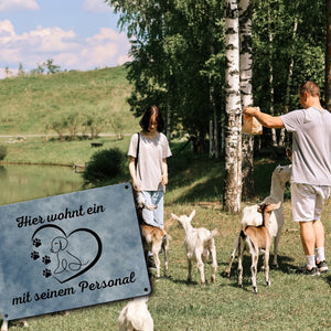Hier wohnt ein Hund mit seinem Personal Metallschild in 15x20 cm