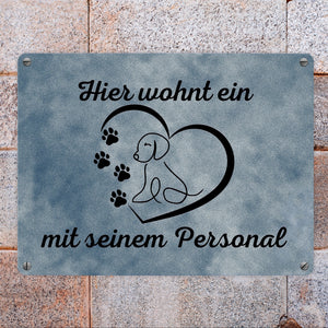 Hier wohnt ein Hund mit seinem Personal Metallschild in 15x20 cm