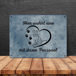 Hier wohnt eine Katze mit ihrem Personal Metallschild in 15x20 cm