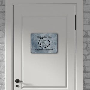 Hier wohnt eine Katze mit ihrem Personal Metallschild in 15x20 cm