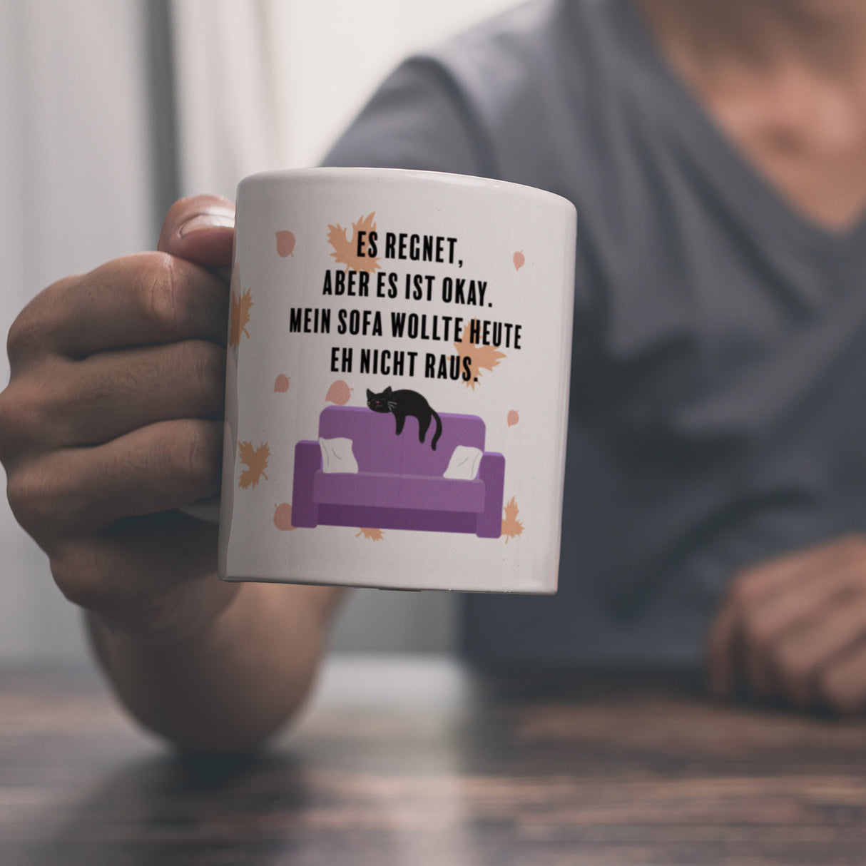 Faule Katze Kaffeebecher mit Spruch Es regnet mein Sofa wollte nicht raus