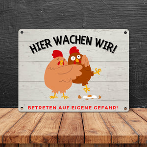 Hühner Metallschild in 15x20 cm mit Spruch Hier wachen wir Betreten auf eigene Gefahr