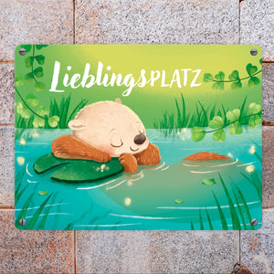 Schlafender Otter Metallschild in 15x20 cm mit Spruch Lieblingsplatz