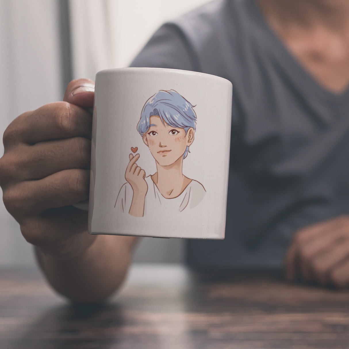 K-Pop Herz Zeichen Kaffeebecher mit Manga Charakter in Farbe