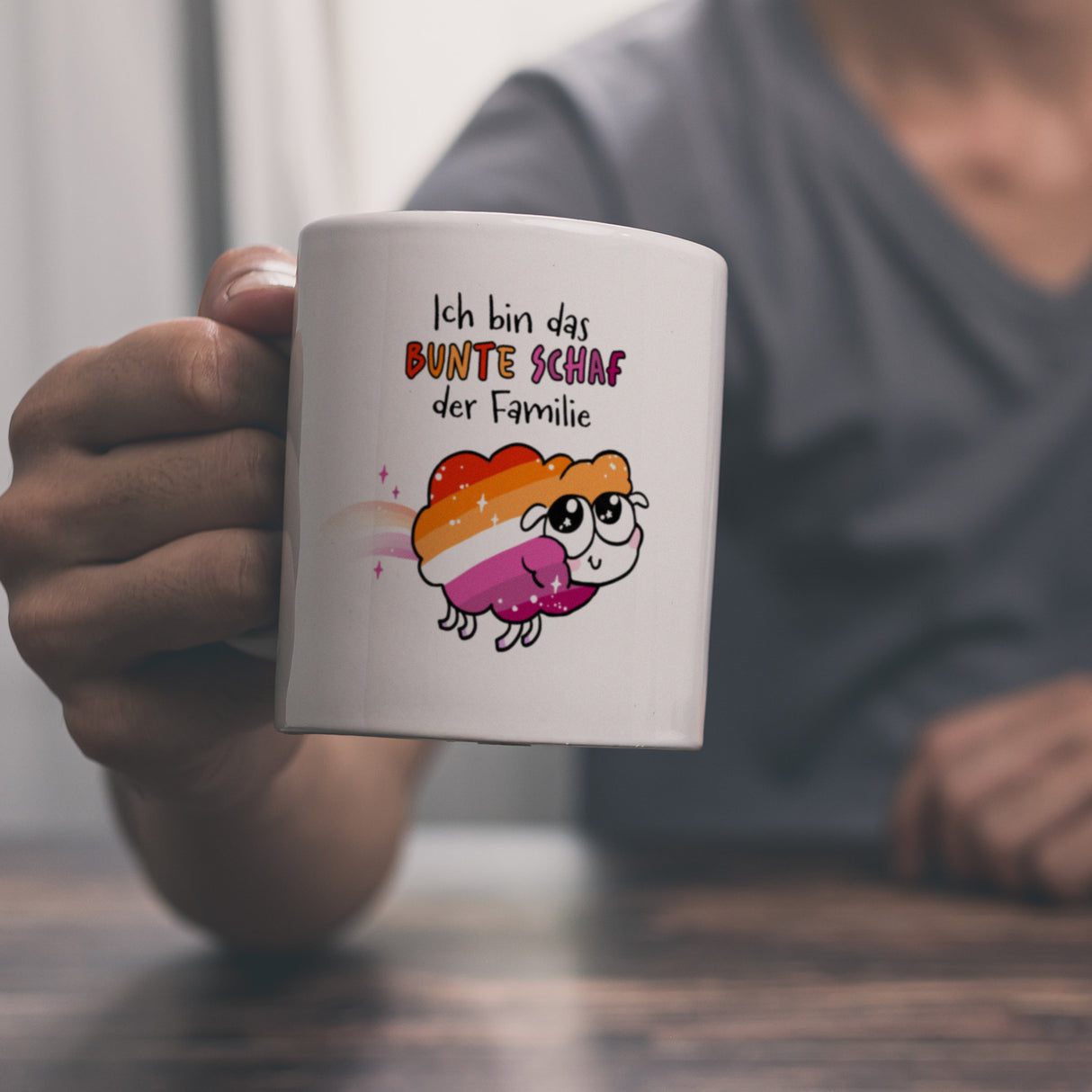 Das bunte Schaf der Familie in Pride-Farben Kaffeebecher mit Spruch