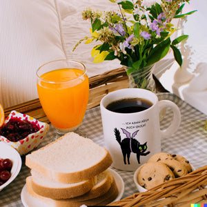 Schwarze Katze Kaffeebecher mit Spruch Ich weiß ich bin süß