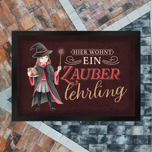 Zauberlehrling Fußmatte in 35x50 cm mit Zauberschülerin mit dunklem Hintergrund
