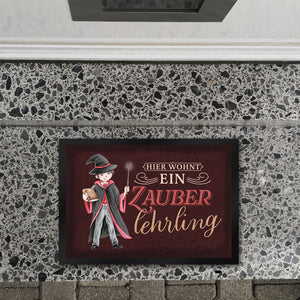 Zauberlehrling Fußmatte in 35x50 cm mit Zauberschüler mit dunklem Hintergrund