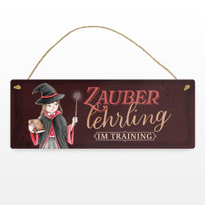 Zauberlehrling Metallschild mit Zauberschülerin mit dunklem Hintergrund