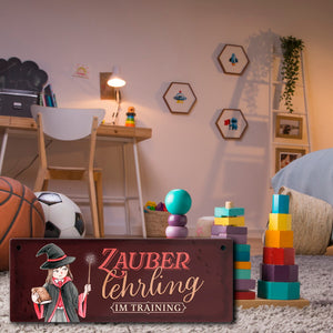 Zauberlehrling Metallschild mit Zauberschülerin mit dunklem Hintergrund