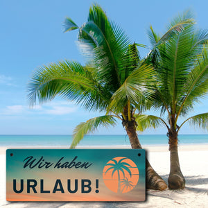 Wir haben Urlaub Metallschild mit Sonnenaufgang und Palmen