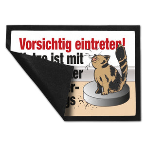 Vorsichtig eintreten - Katze auf Saugroboter Fußmatte