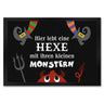 Monster Fußmatte in 35x50 cm mit Spruch Hier lebt eine Hexe