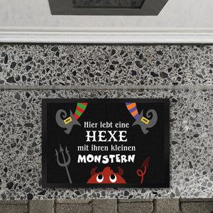 Monster Fußmatte in 35x50 cm mit Spruch Hier lebt eine Hexe